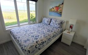 Serene 2 Bedroom Condo With Balcony And Lakeview